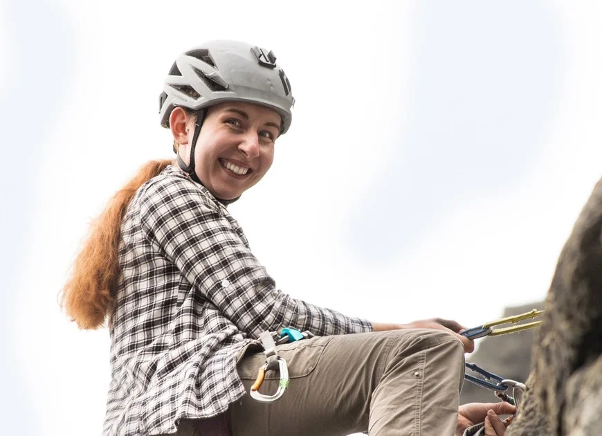 © pixabay - Kara Eine Frau mit Helm beim Klettern | © pixabay - Kara