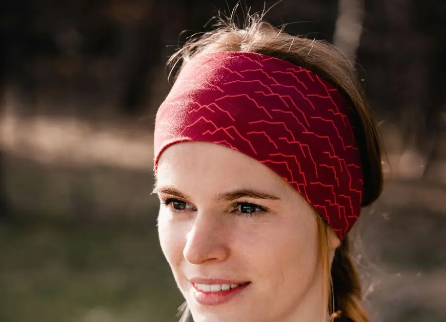 Eine Frau präsentiert ein DAV-Stirnband | © DAV