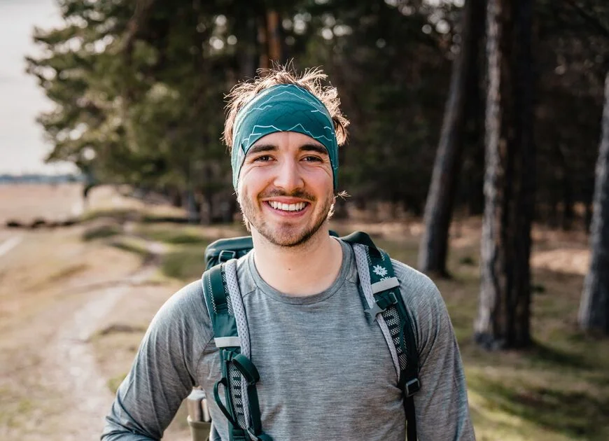 Ein Wanderer mit Rucksack und DAV-Funktionskleidung | © DAV