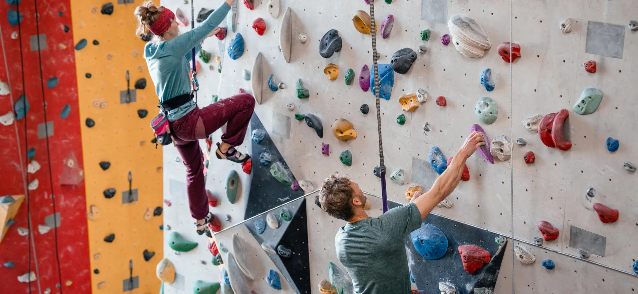 Zwei Menschen an einer Boulderwand | © DAV