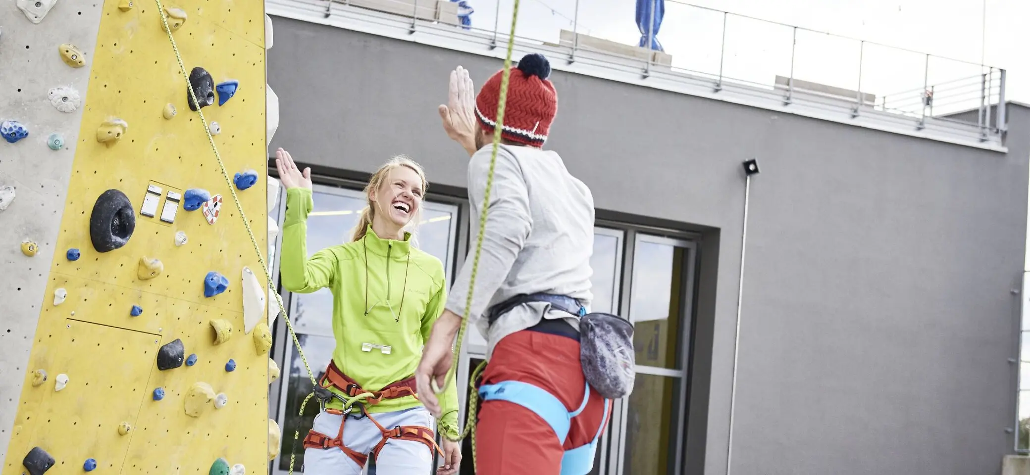 Zwei Personen vor einer Boulderwand | © DAV