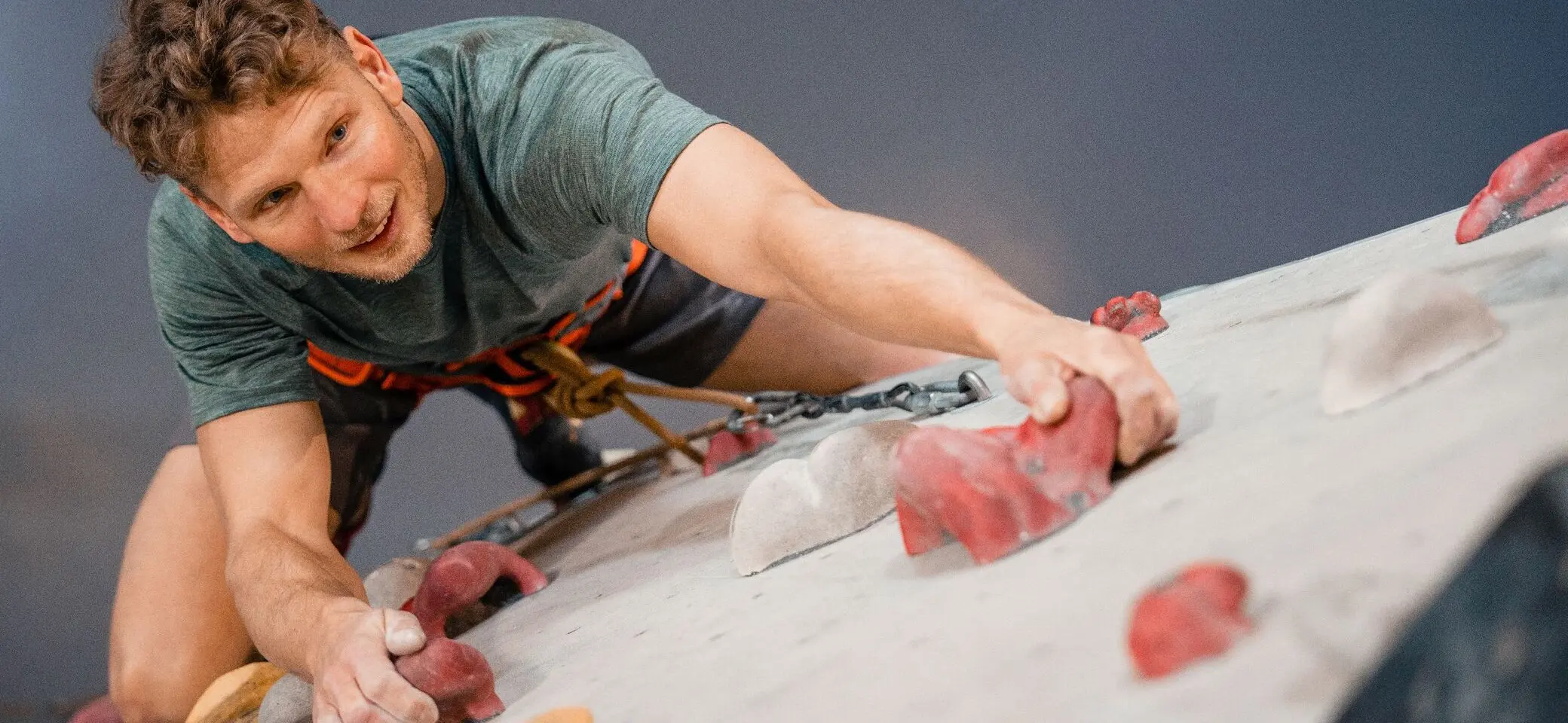 Ein Mann klettert an einer Boulderwand | © DAV