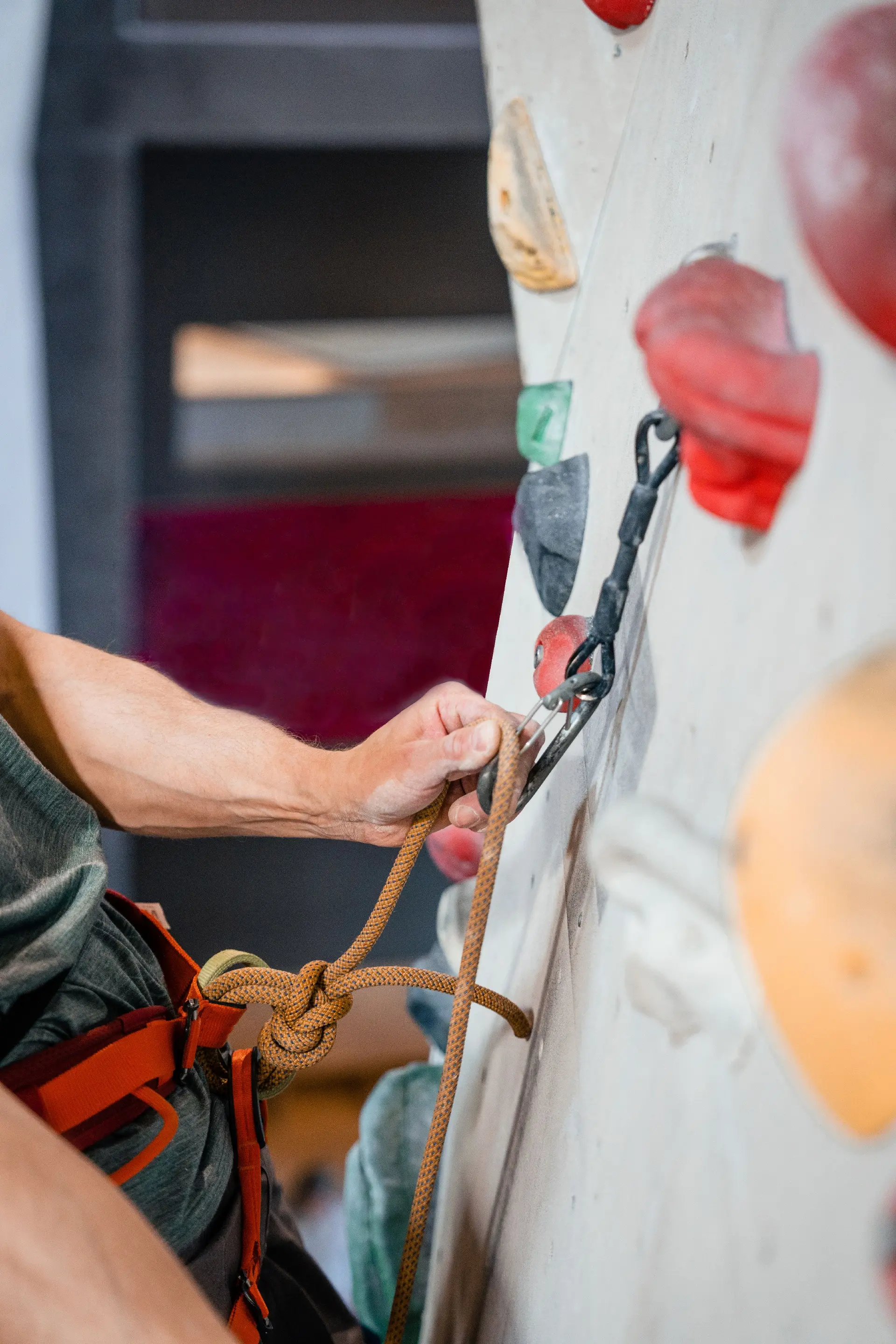 Zoom an einer Kletterwand | © DAV / Marisa Koch