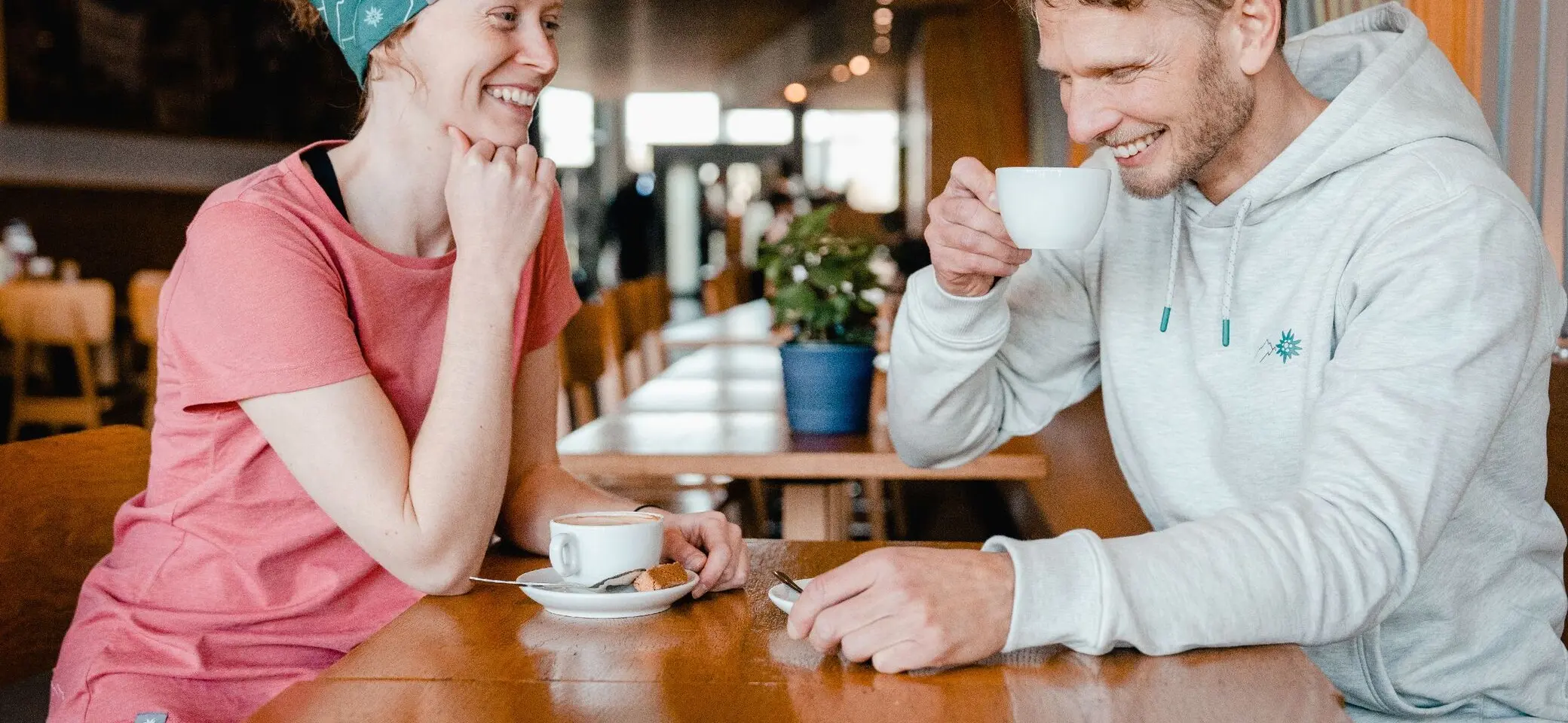 Zwei Menschen sitzen im Bistro eines Kletterzentrums | © DAV / Marisa Koch