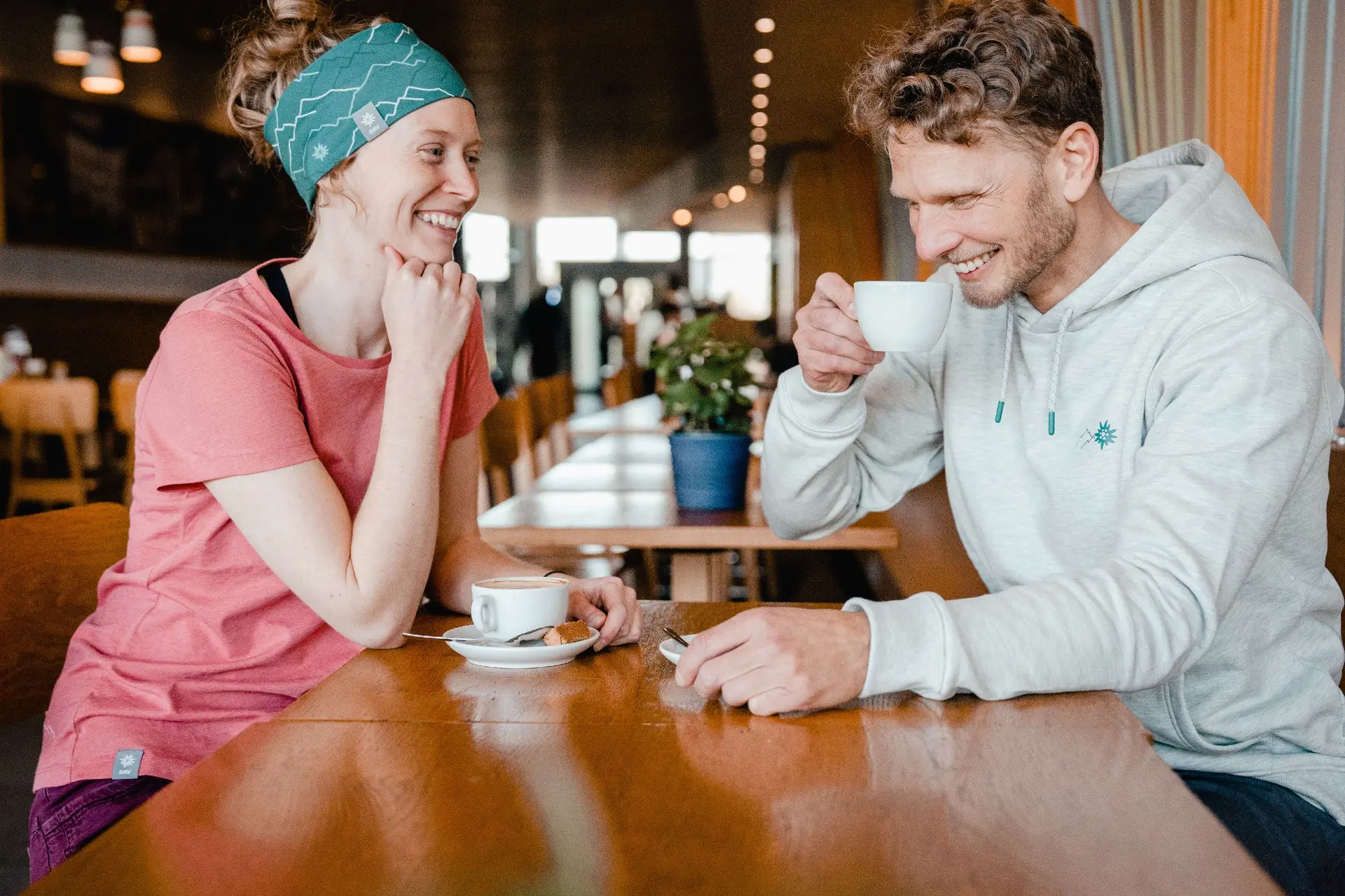 Zwei Menschen sitzen im Bistro eines Kletterzentrums | © DAV / Marisa Koch