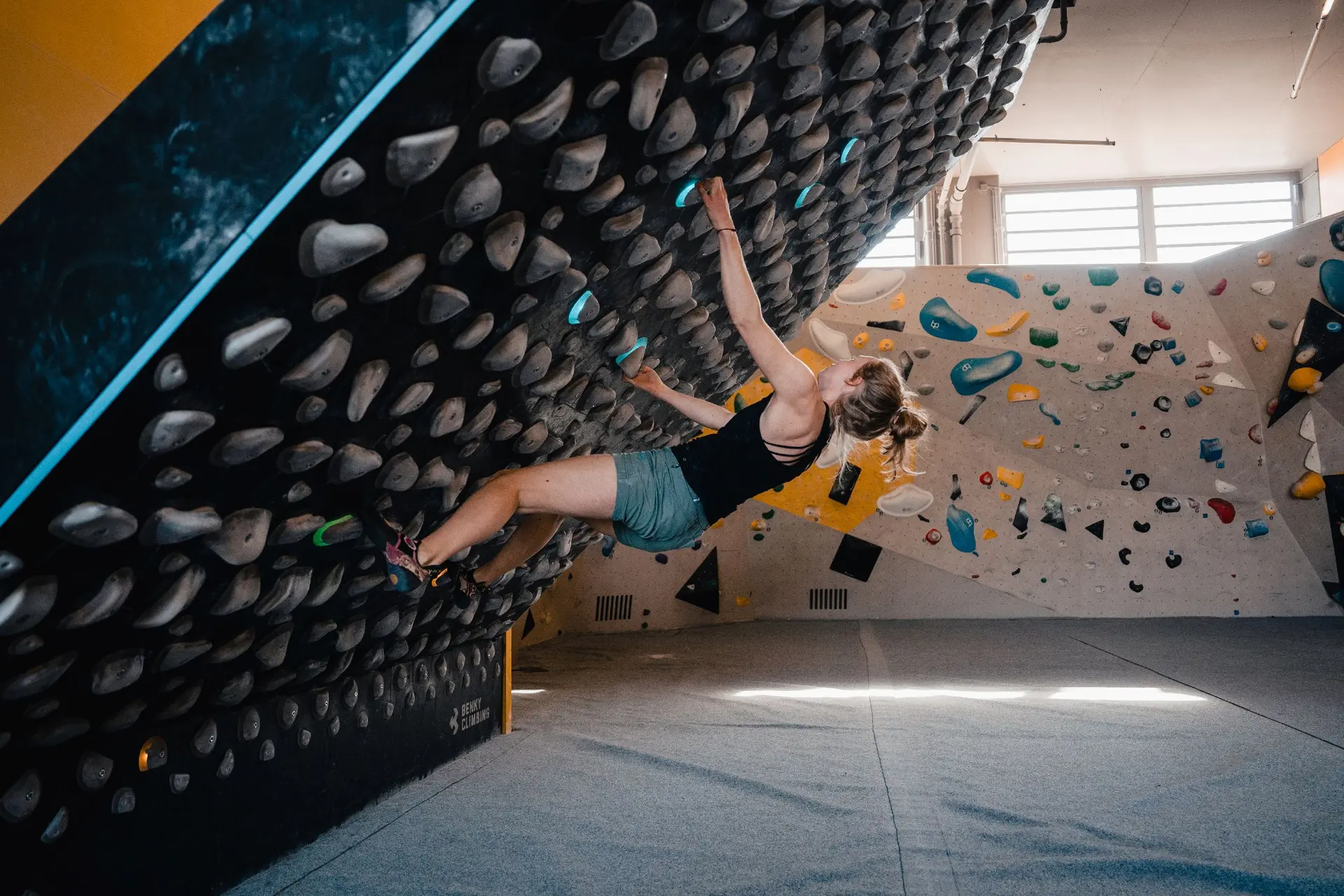 Ein Frau an einem Kilterboeard | © DAV / Marisa Koch