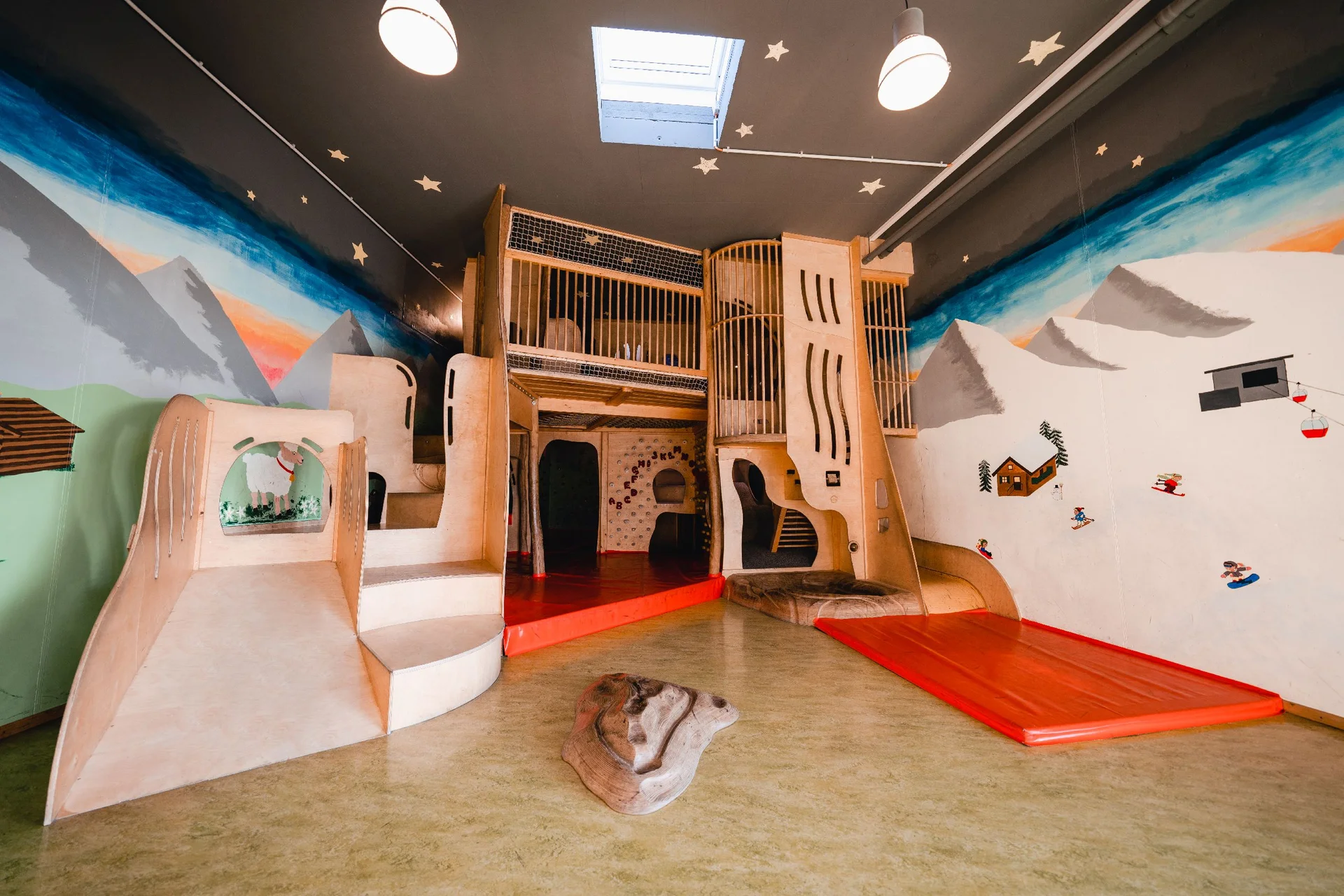 Ein Kinderparadies in einer Kltterhalle mit Matten undkleinen Boulderelementen | © DAV / Marisa Koch