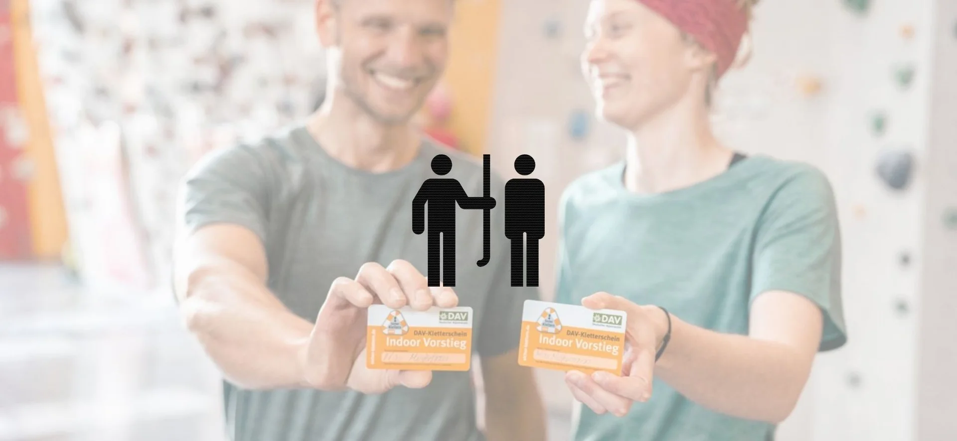 Zwei Personen zeigen ihren DAV-Mitgliedsausweis | © DAV / Marisa Koch