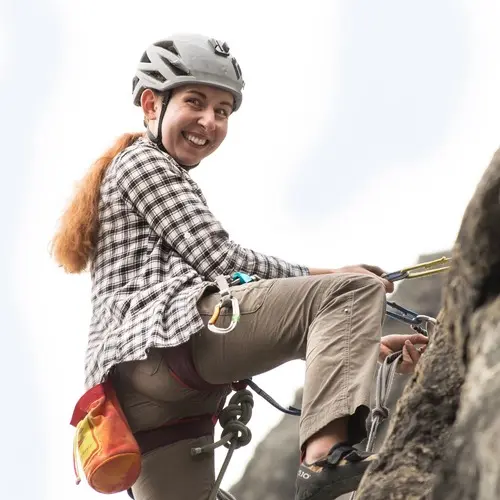 Eine Frau mit Helm beim Klettern | © pixabay - Kara