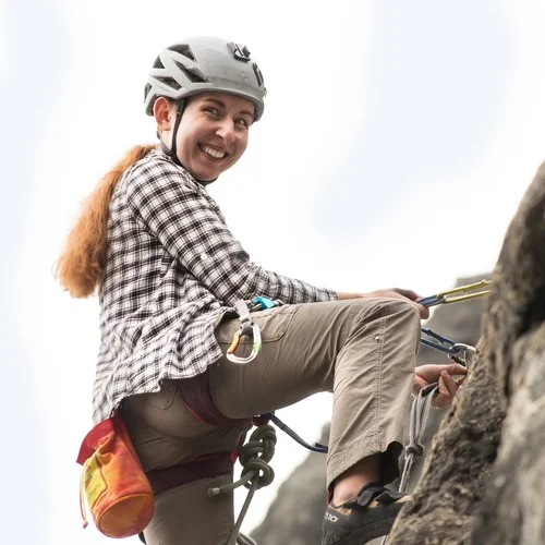 Eine Frau mit Helm beim Klettern | © pixabay - Kara
