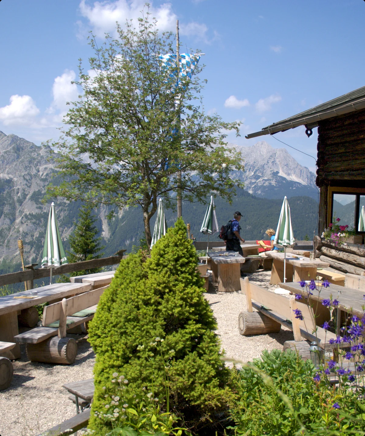 Unsere Hütte bei Sonnenschein | © DAV Bitte beachten: Wegen des BFSG benötigen alle Bilder einen aussagekräftigen Alt-Tag | © DAV