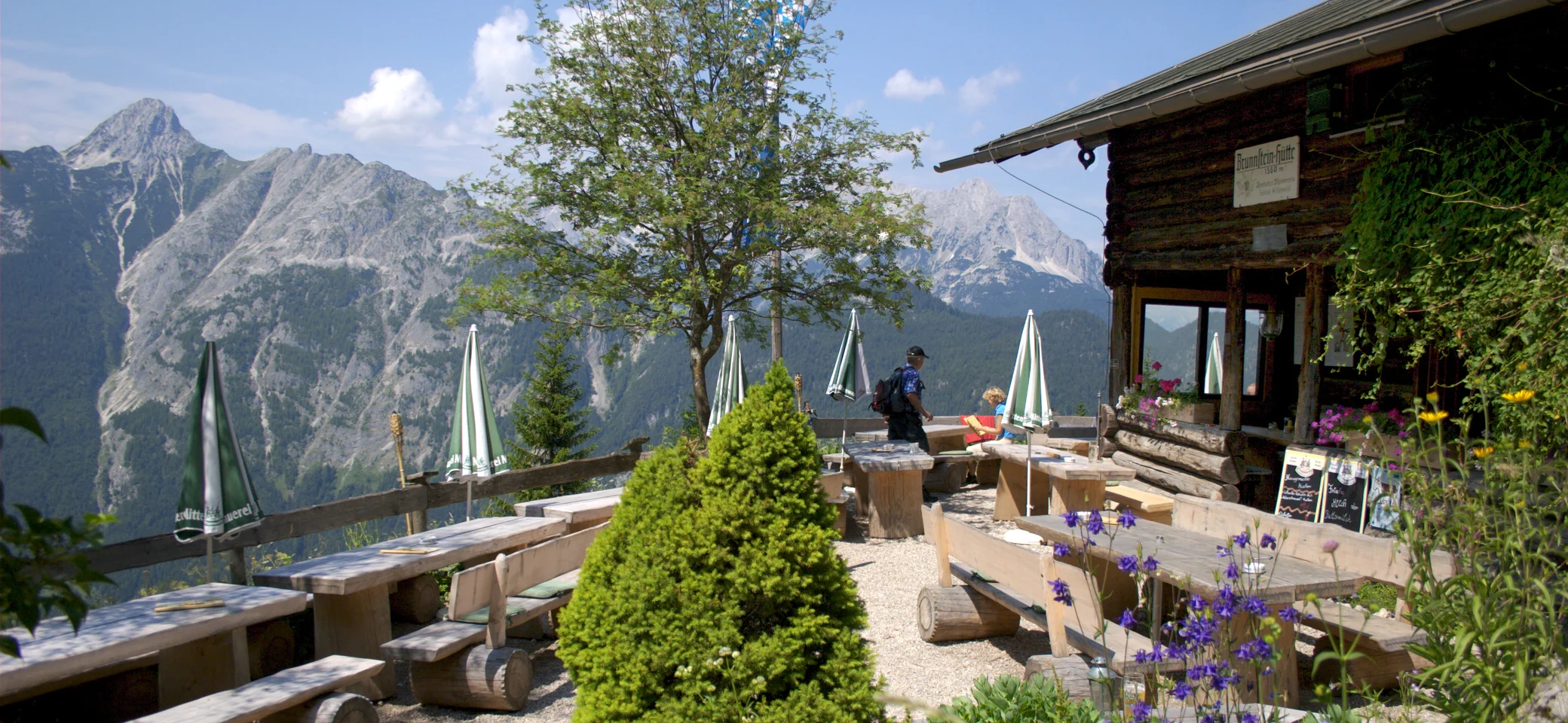 Unsere Hütte bei Sonnenschein | © DAV Bitte beachten: Wegen des BFSG benötigen alle Bilder einen aussagekräftigen Alt-Tag | © DAV