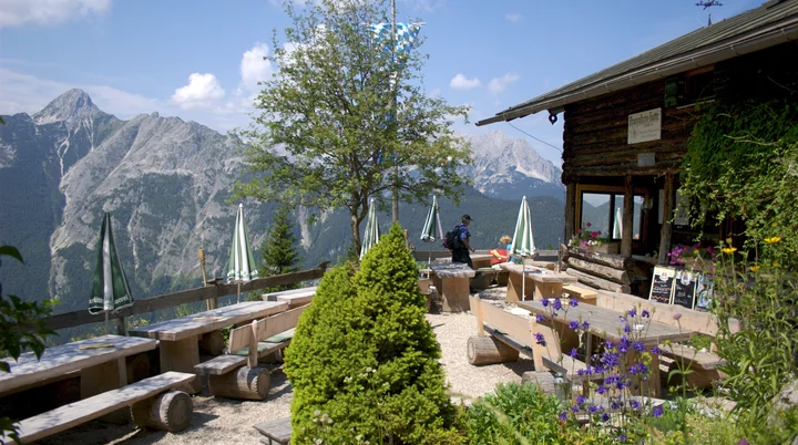 Unsere Hütte bei Sonnenschein | © DAV Bitte beachten: Wegen des BFSG benötigen alle Bilder einen aussagekräftigen Alt-Tag | © DAV