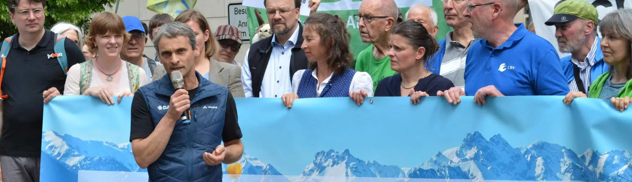 DAV-Ressortleiter Naturschutz & Kartografie Steffen Reich auf der Kundgebung des Petitionsbündnis vor der Staatskanzlei in München | © DAV / Johanna Felber