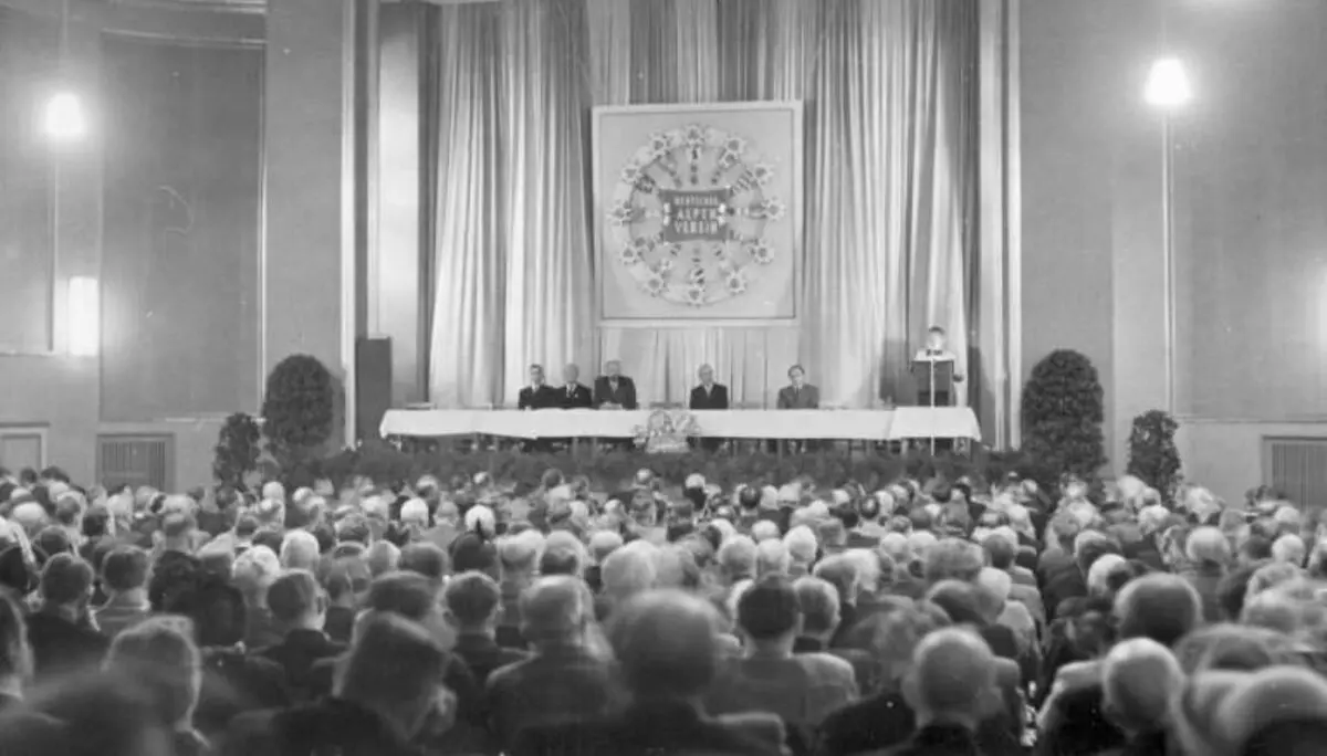 Die Delegierten stimmen ab auf der Hauptversammlung 1950 in Würzburg. | © DAV-Archiv
