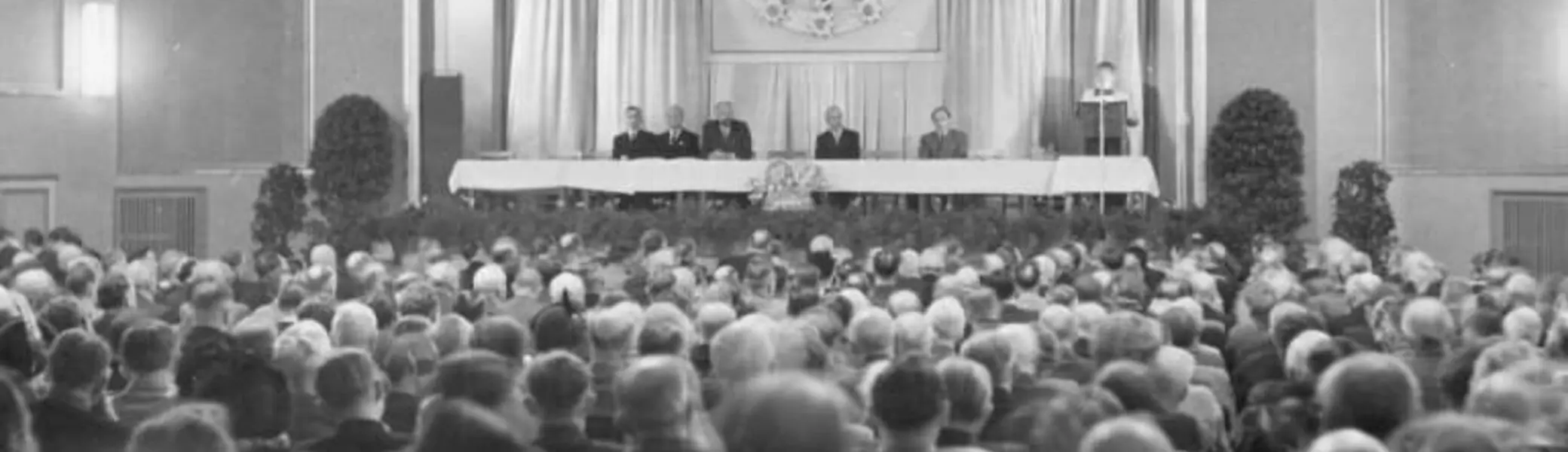 Die Delegierten stimmen ab auf der Hauptversammlung 1950 in Würzburg. | © DAV-Archiv