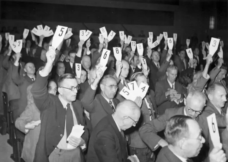Die Delegierten stimmen ab auf der Hauptversammlung 1950 in Würzburg. | © DAV Archiv