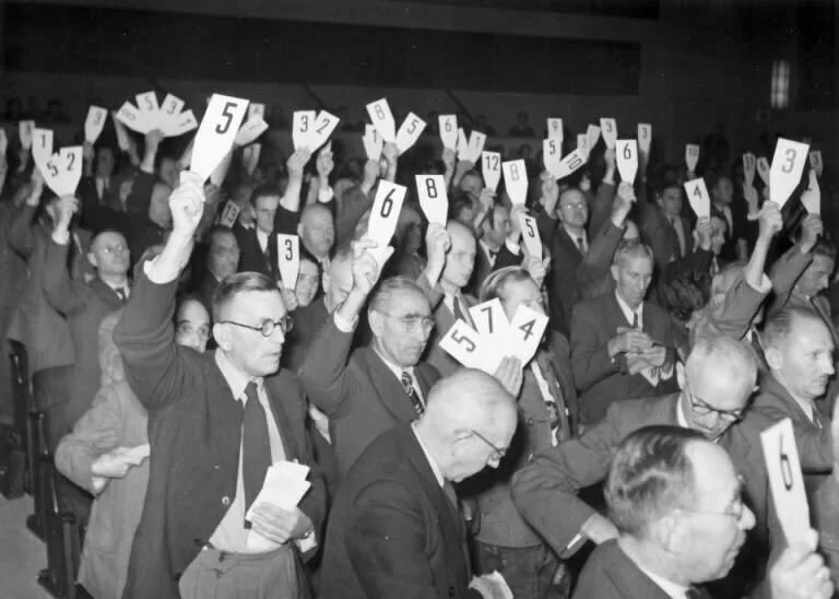 Die Delegierten stimmen ab auf der Hauptversammlung 1950 in Würzburg. | © DAV Archiv