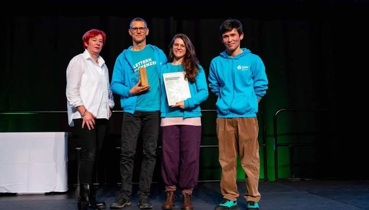 DAV-Vizepräsidentin Melanie Grimm verleiht den DAV-Preis Ehrenamt 2025 an das Inklusionsprojekt #KLETTERNohneGRENZEN der Sektion Bremen | © DAV/Julian Rohn