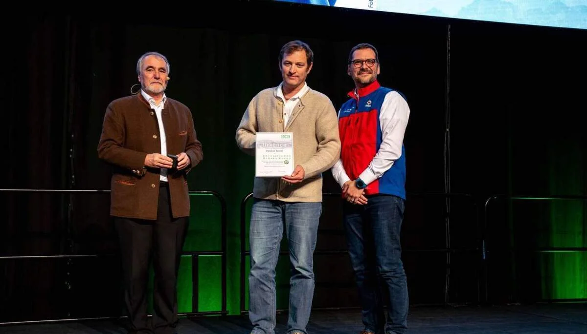 Verleihung Grünes Kreuz durch DAV-Präsident Roland Stierle an Christian Donner von der Bergwacht Oberstdorf | © DAV/Julian Rohn