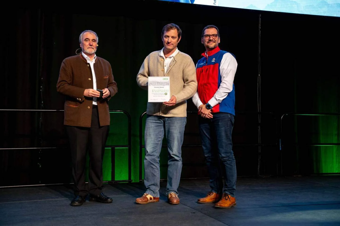 Verleihung Grünes Kreuz durch DAV-Präsident Roland Stierle an Christian Donner von der Bergwacht Oberstdorf | © DAV/Julian Rohn