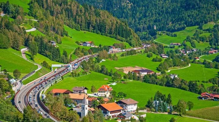 Wer zu Urlaubszeiten mit dem Auto durch die Alpen reist, sollte viel Geduld mitbringen. | © Adobestock