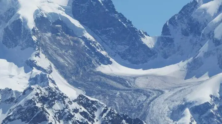 Klaffende Wunde im „Festsaal der Alpen“ (aufgenommen ca. 6 Stunden nach dem Ereignis vom Gipfel des Piz Nair). | © Manfred Scheuermann