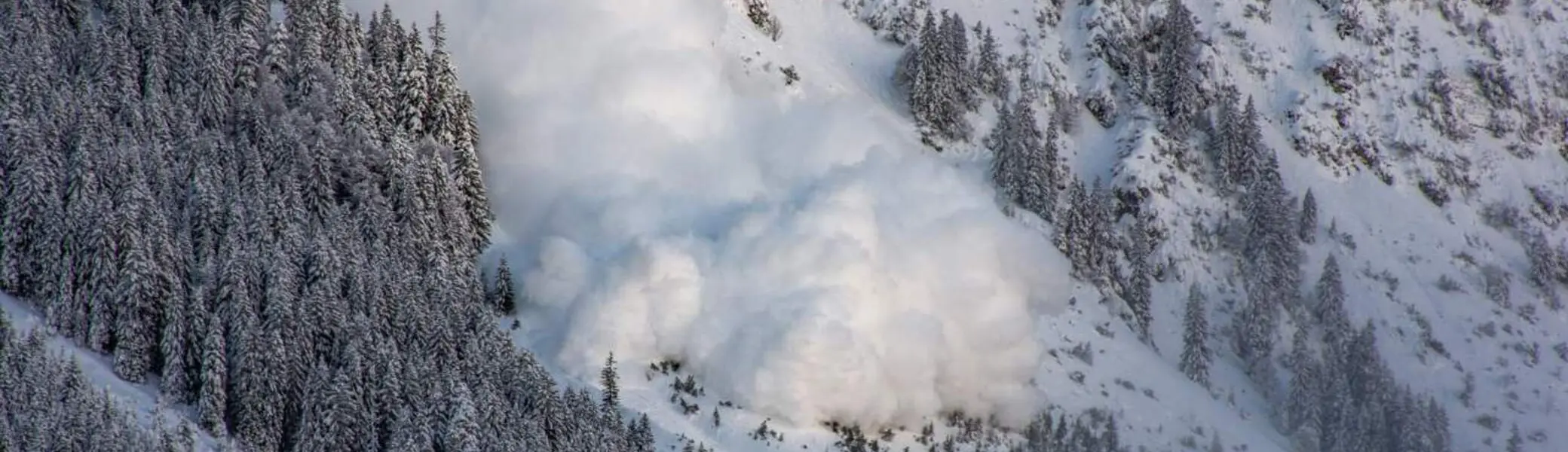 Im steilen Gelände ist die Lawinengefahr verbreitet erheblich.  | © Denis Radermecker/AdobeStock